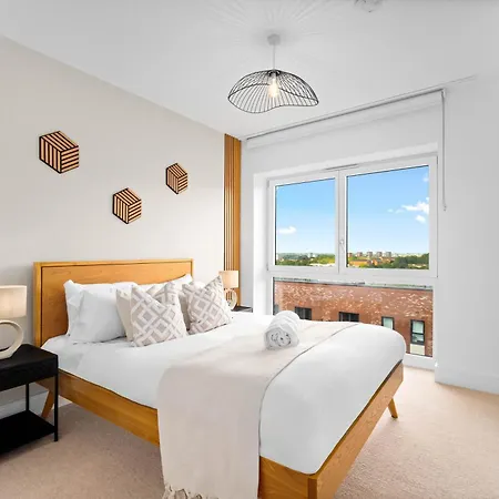 Luxury 2 Bedroom - Juliet Balcony - Fast Wifi - Netflix 706sw Apartment